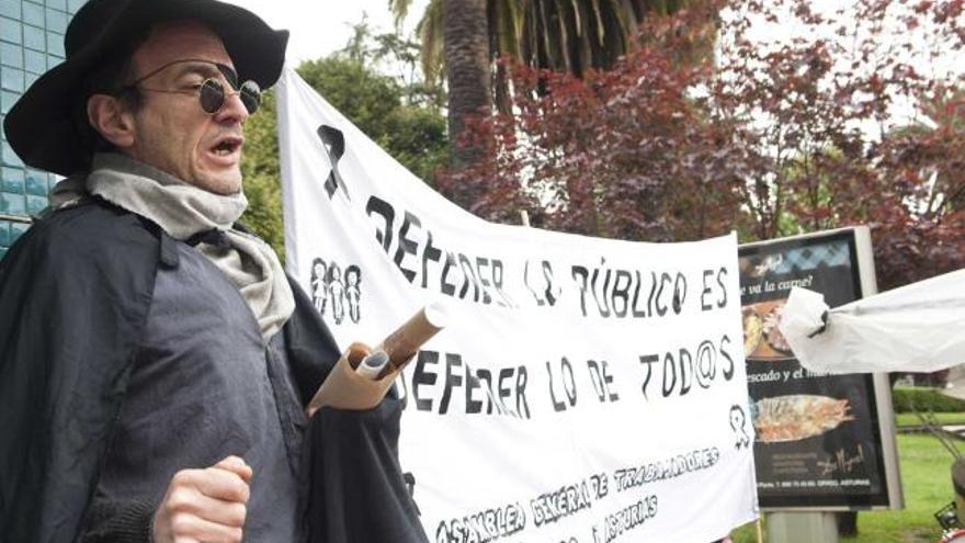 Emilio Rabanal, en el mercado de Grado, recitando el romance de ciego compuesto por los empleados públicos.