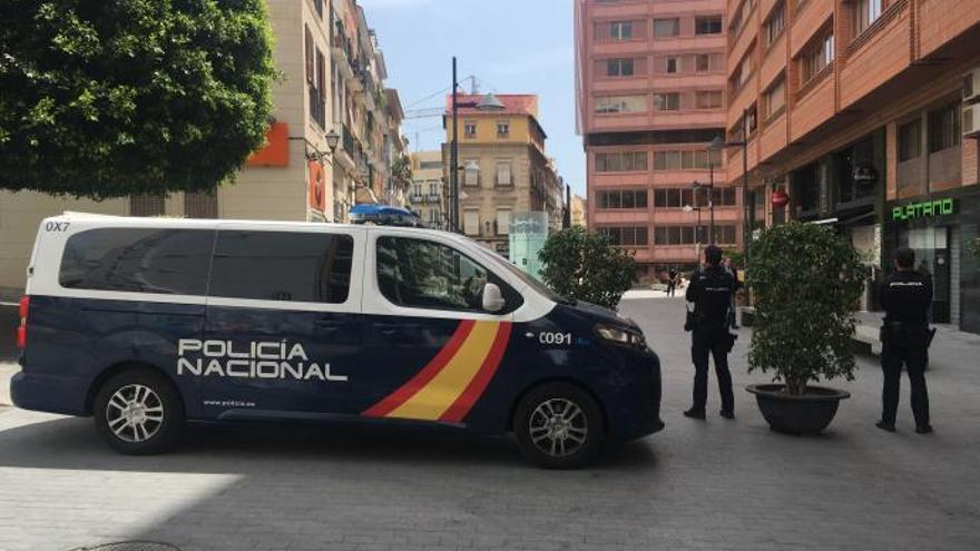 La Policía Nacional detiene en Alicante a un joven que arrastró del pelo a una mujer para robarle