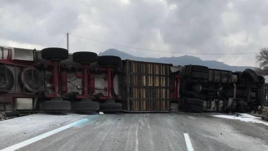 Un camión corta dos horas y media la A-31 tras volcar