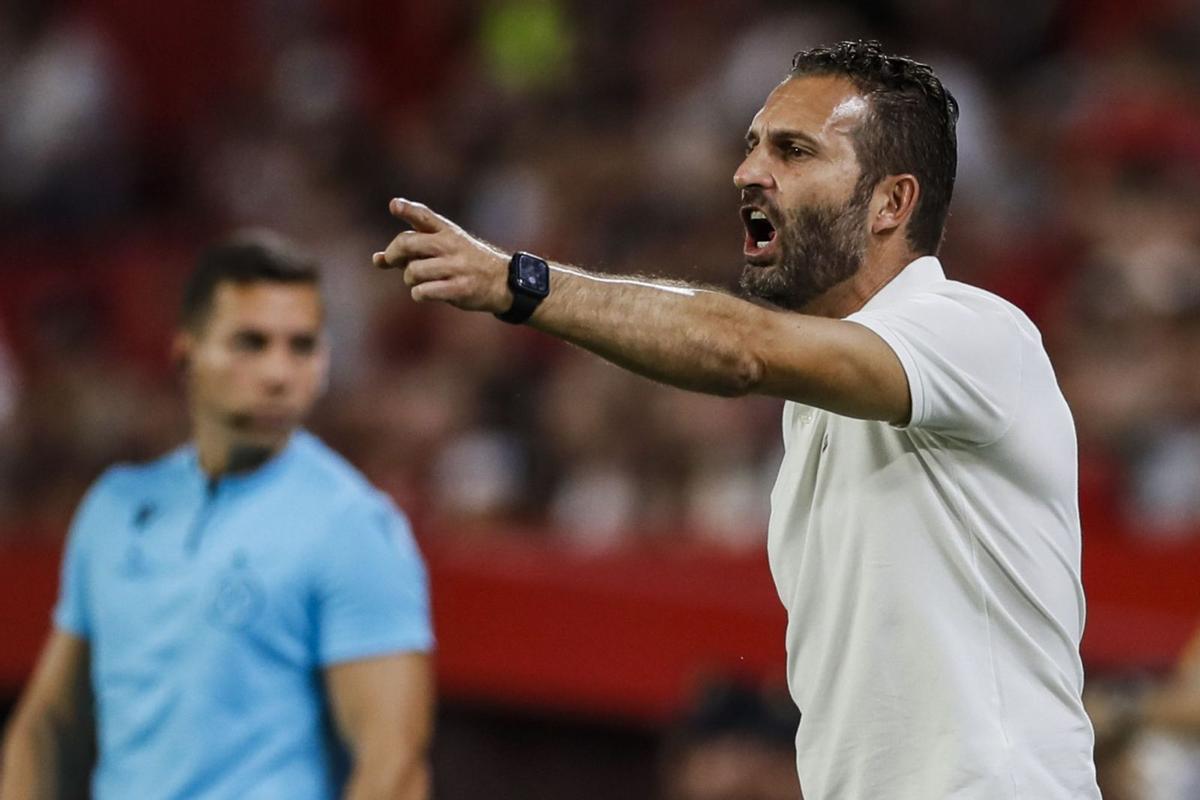 Rubén Baraja imparteinstrucciones desde elbanquillo.