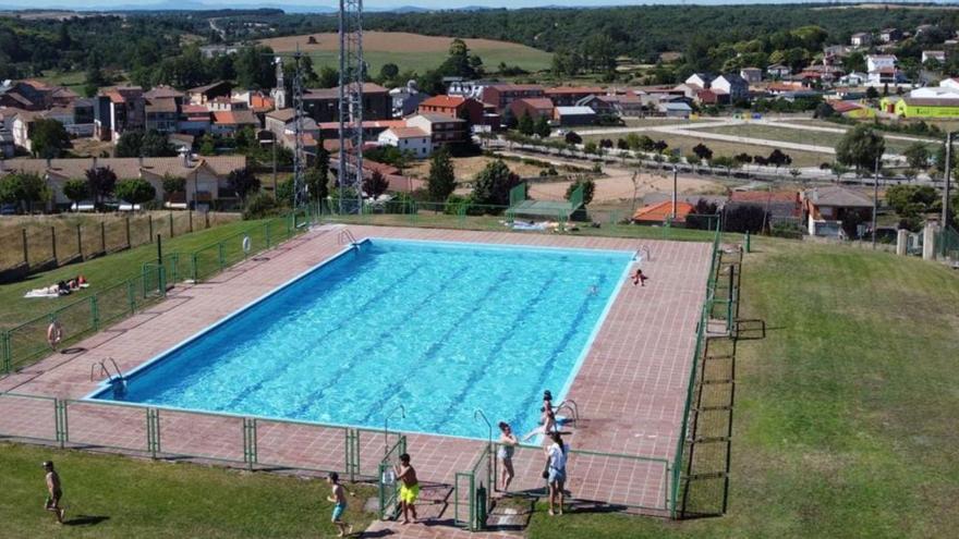 Piscina de Alcañices, una de las infraestructuras construidas en el municipio en los últimos tiempos. | Ch. S.