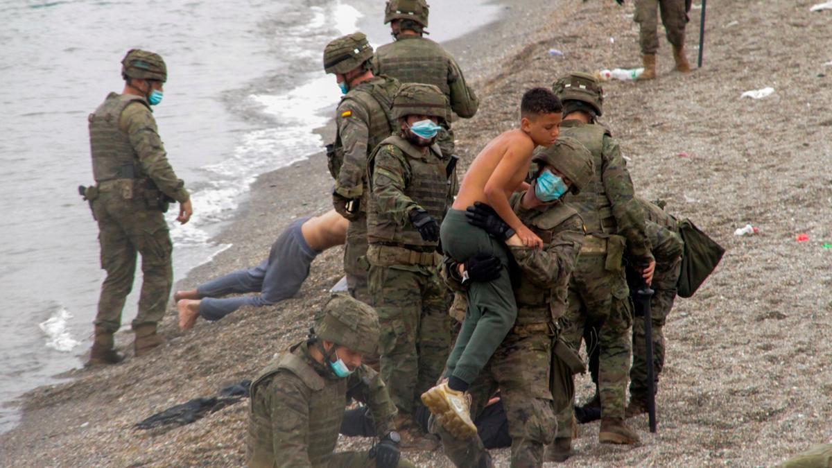 Militares españoles ayudan a los inmigrantes que han cruzado a nado desde Marruecos