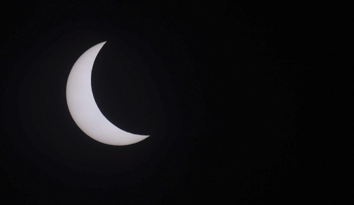 La Lluna comença a tapar el Sol, aquest divendres a Northumberland, Anglaterra.