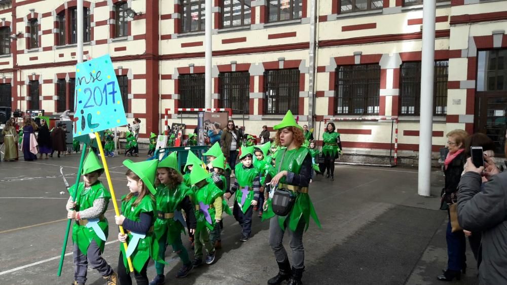 Los alumnos del colegio Liceo mierense celebran el Carnaval.