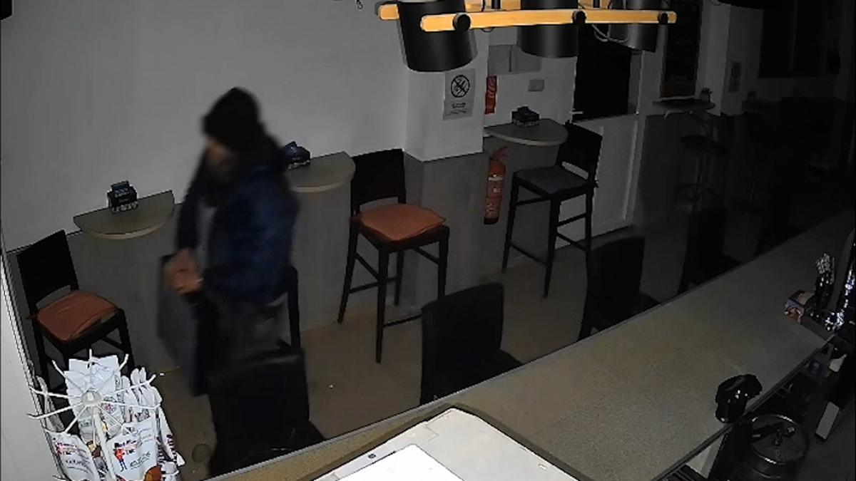 Uno de los detenidos captado por una cámara de videovigilancia en el bar de Algorfa que asaltó