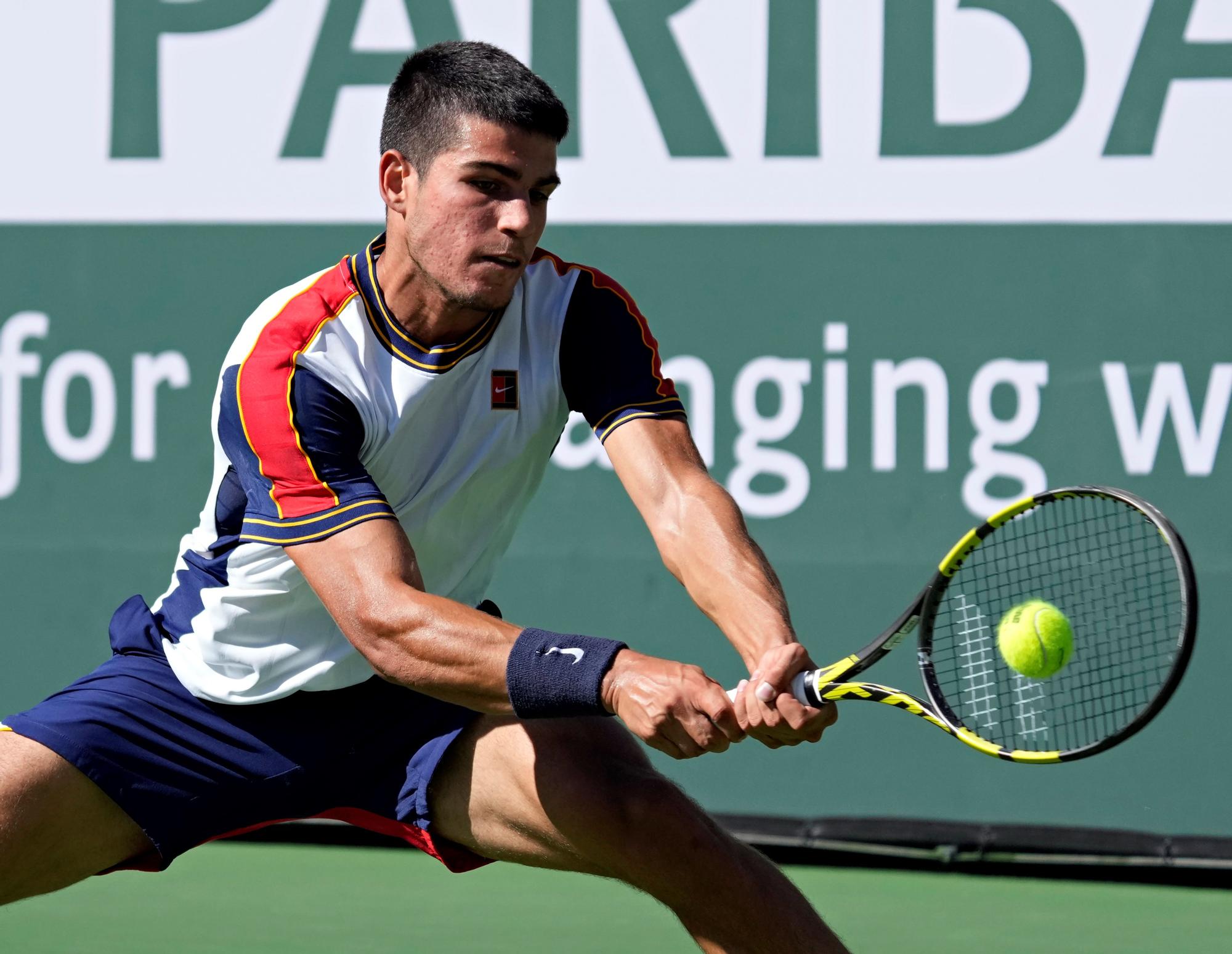 Alcaraz se estira para alcanzar una pelota de Murray