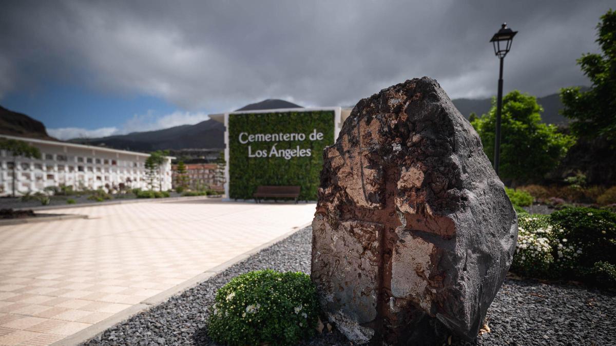VOLCÁN LA PALMA | 1.200 nichos sepultados por el volcán Tajogaite y 288 tumbas perdidas: así se ha recuperado el cementerio de Las Manchas