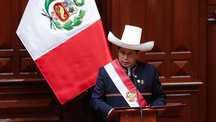 Pedro Castillo toma juramento al nuevo gabinete de Perú