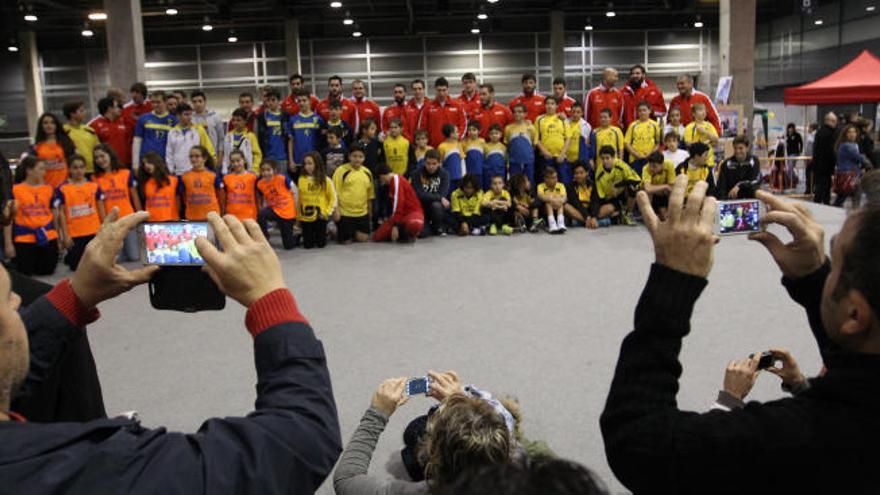 ExpoJove vibra con la visita de la selección española