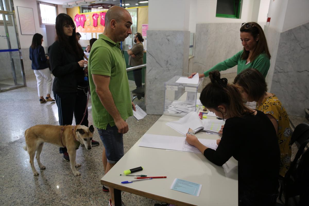 Ambiente durante la jornada de votación en les Escoles Pies de Balmes, en Barcelona