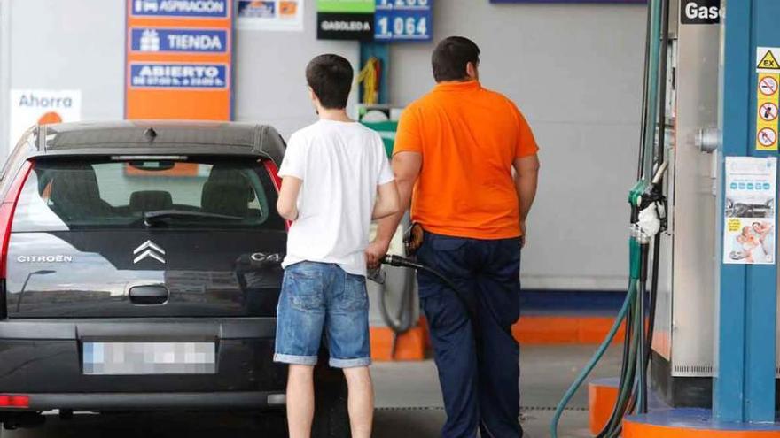 Los carburantes llegan al puente con el precio más bajo desde 2009