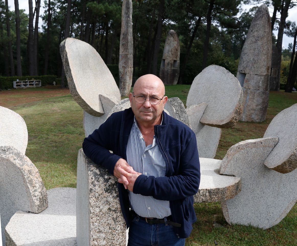 Manolo Paz, el escultor que penetra en la piedra