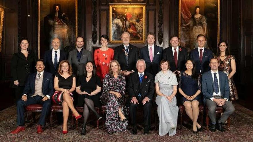 Almudena Alberca, segunda por la izquierda sentada, junto a los nuevos Master of Wine 2018.