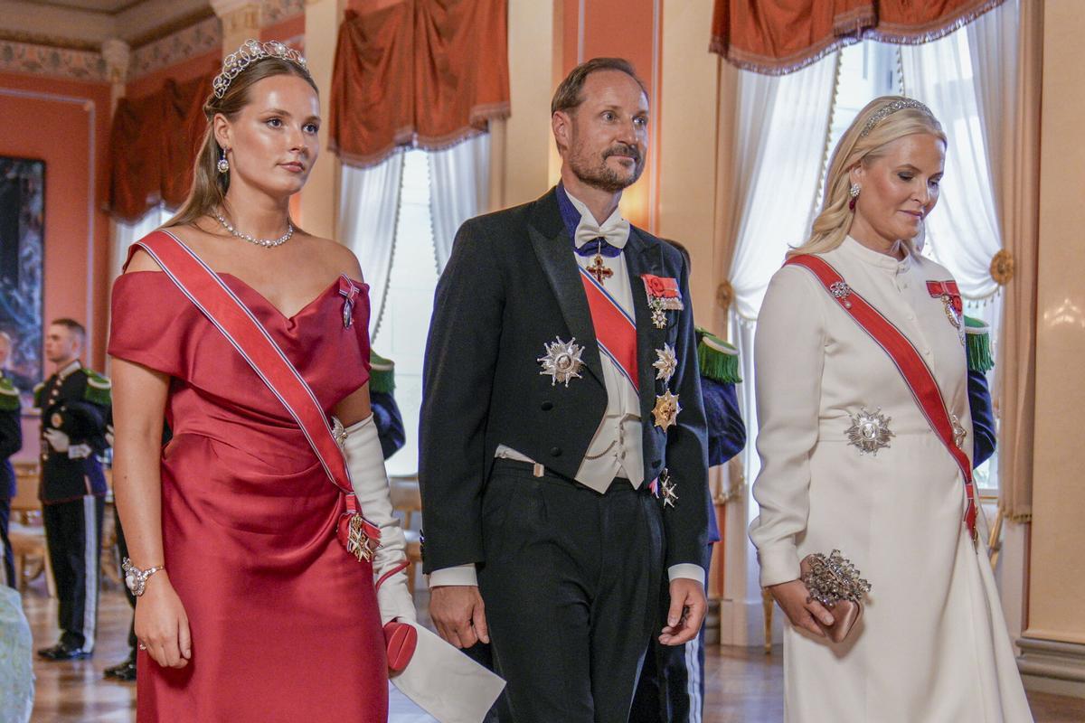 La princesa noruega Ingrid Alexandra (izquierda), el príncipe heredero Haakon (centro) y la princesa heredera Mette-Marit (derecha) llegan a la cena de gala en honor del presidente francés Emmanuel Macron, en el Palacio Real de Oslo, el 23 de junio de 2025.