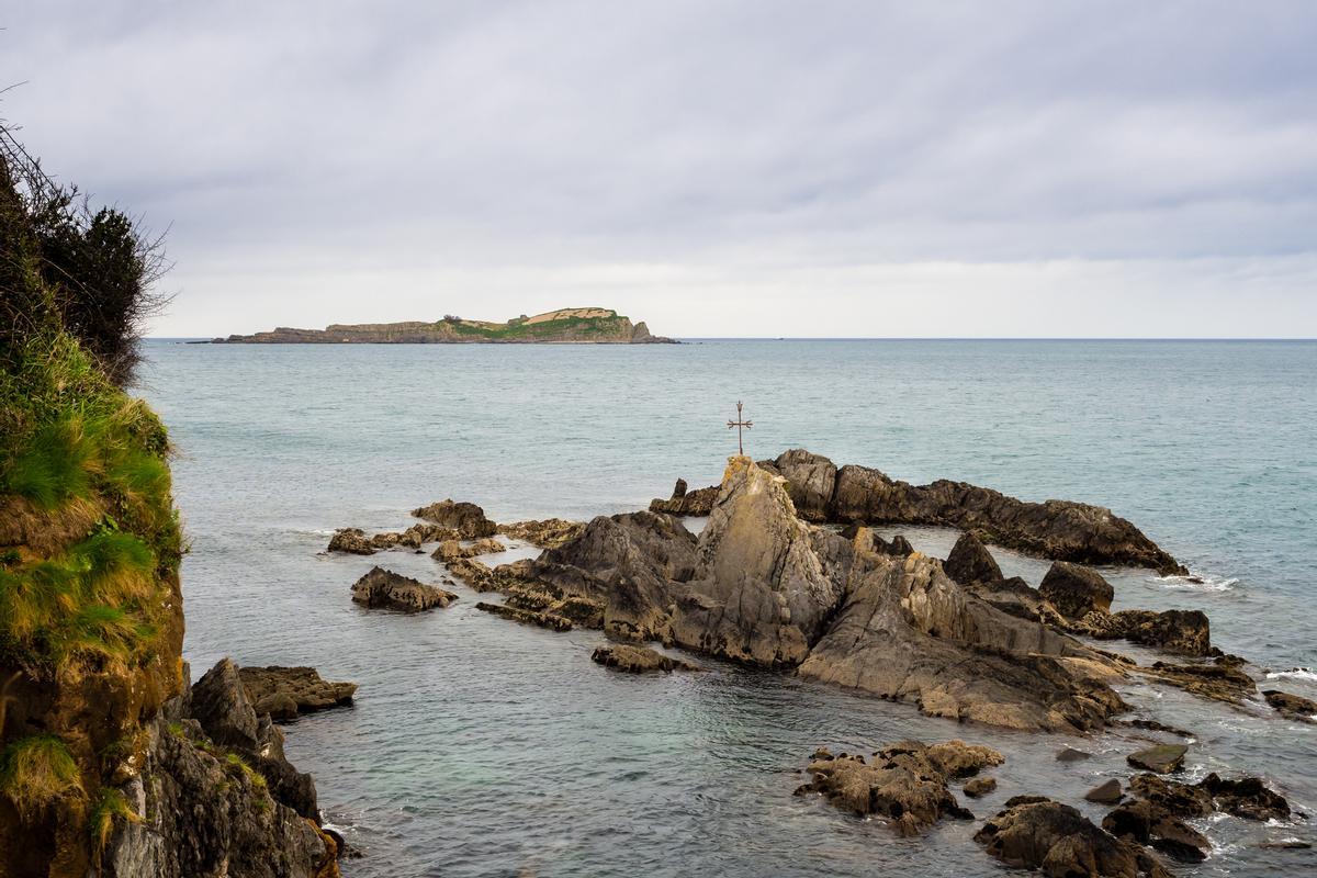 La costa vasca con el islote de Izaro al fondo