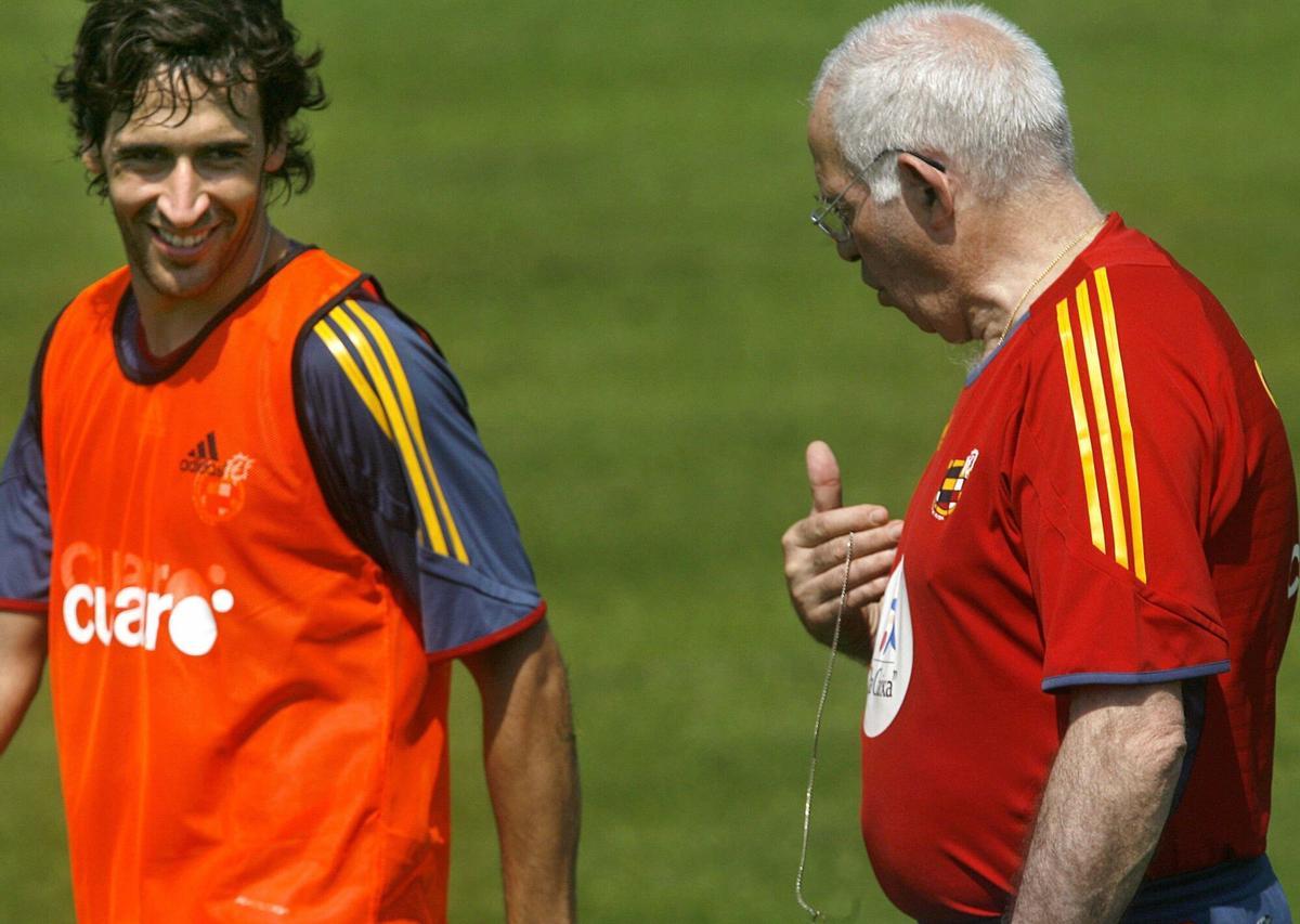 El seleccionador Luis Aragonés (d) conversa con el capitán de la selección española, Raúl Gonzalez (i), durante el entrenamiento que el equipo realizó esta mañana en las instalaciones deportivas de la ciudad alemana de Kamen, para preparar su debut en el Mundial de Fútbol 2006