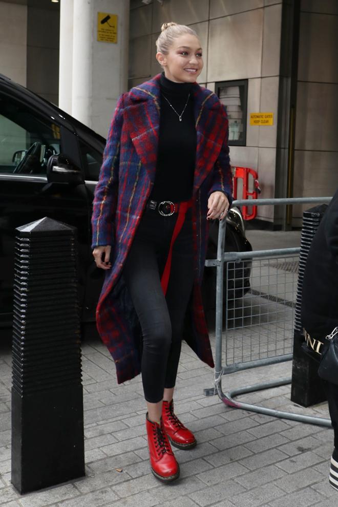 Gigi Hadid con abrigo y botas en Londres