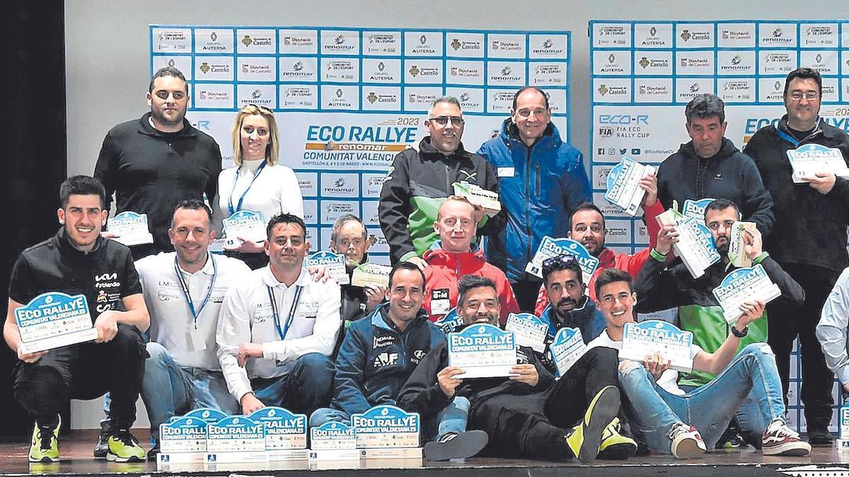 Foto de familia de la 10ª edición del Eco Rallye Renomar de la Comunitat Valenciana, con triunfo del Kia e-Niro conducido por Eneko Conde y Lukas Sergnese después de tres días de competición.