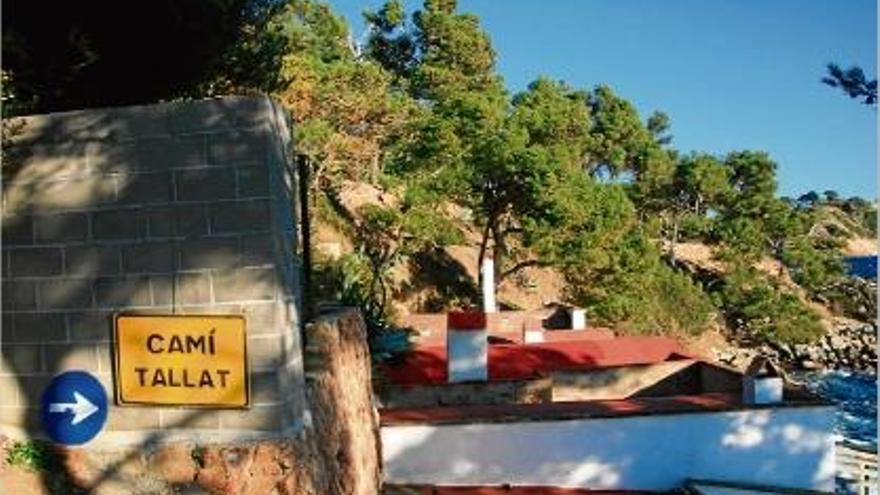 El tram del camí de ronda tallat a causa de les esllavissades de terra des de 2013.