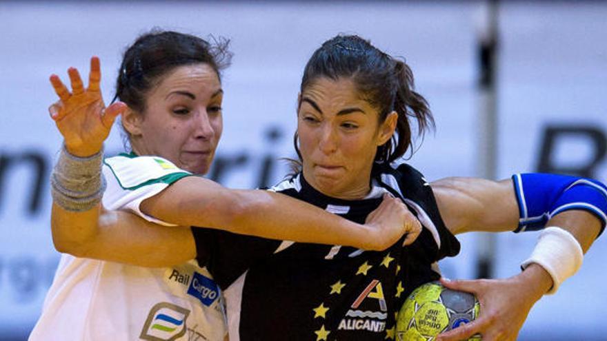 Zita Szucsankszki (i), del Rail Cargo Hungaria, pelea por el balón con Isabel Ortuño, del Mar Alicante, durante el partido de ida de la final de la Recopa de Europa de balonmano femenino disputado en Dabas, Hungría, hoy, domingo 8 de mayo de 2011. El Mar Alicante ha caído derrotado por 34-29, por lo que tendrá que remontar cinco goles en el partido de vuelta que se celebrará el próximo domingo en Alicante para ganar el torneo.