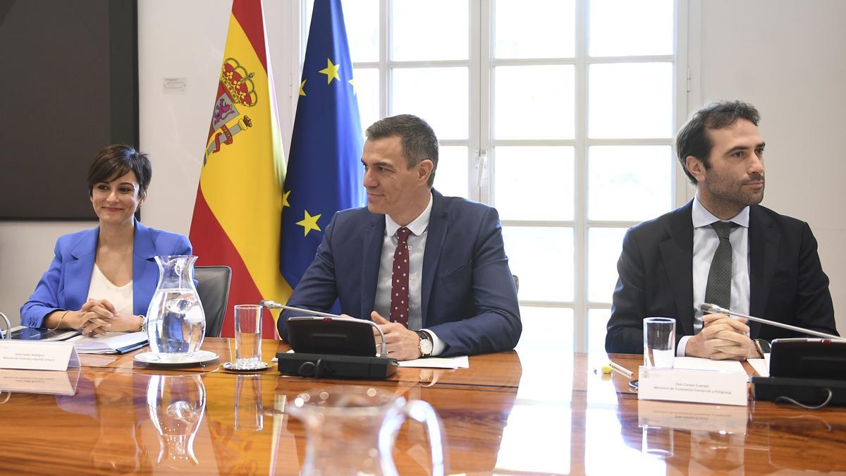 El presidente del Gobierno, Pedro Sánchez, acompañado por la ministra de Vivienda y Agenda Urbana, Isabel Rodríguez, y por el ministro de Economía, Comercio y Empresa , Carlos Cuerpo, durante un encuentro con representantes del sector de la vivienda en el palacio de la Moncloa