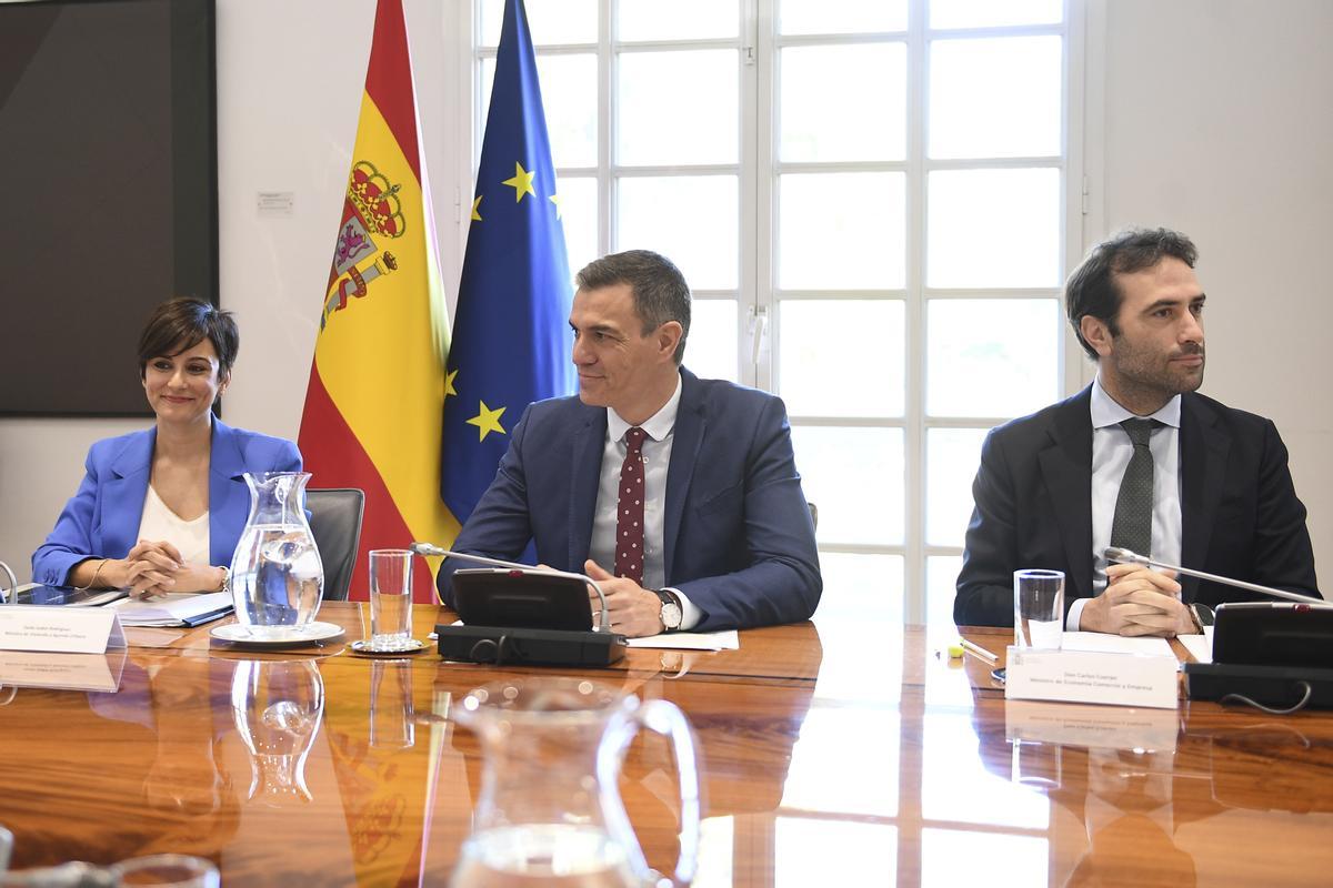 El presidente del Gobierno, Pedro Sánchez, acompañado por la ministra de Vivienda y Agenda Urbana, Isabel Rodríguez, y por el ministro de Economía, Comercio y Empresa , Carlos Cuerpo, mantiene este jueves un encuentro con representantes del sector de la vivienda en el palacio de la Moncloa.