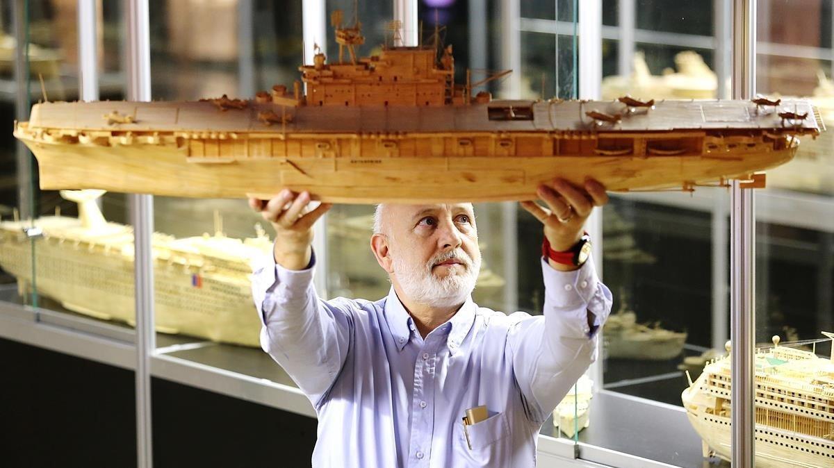 Genís Torrent, con uno de las maquetas de barco que ha creado con miles de palillos.