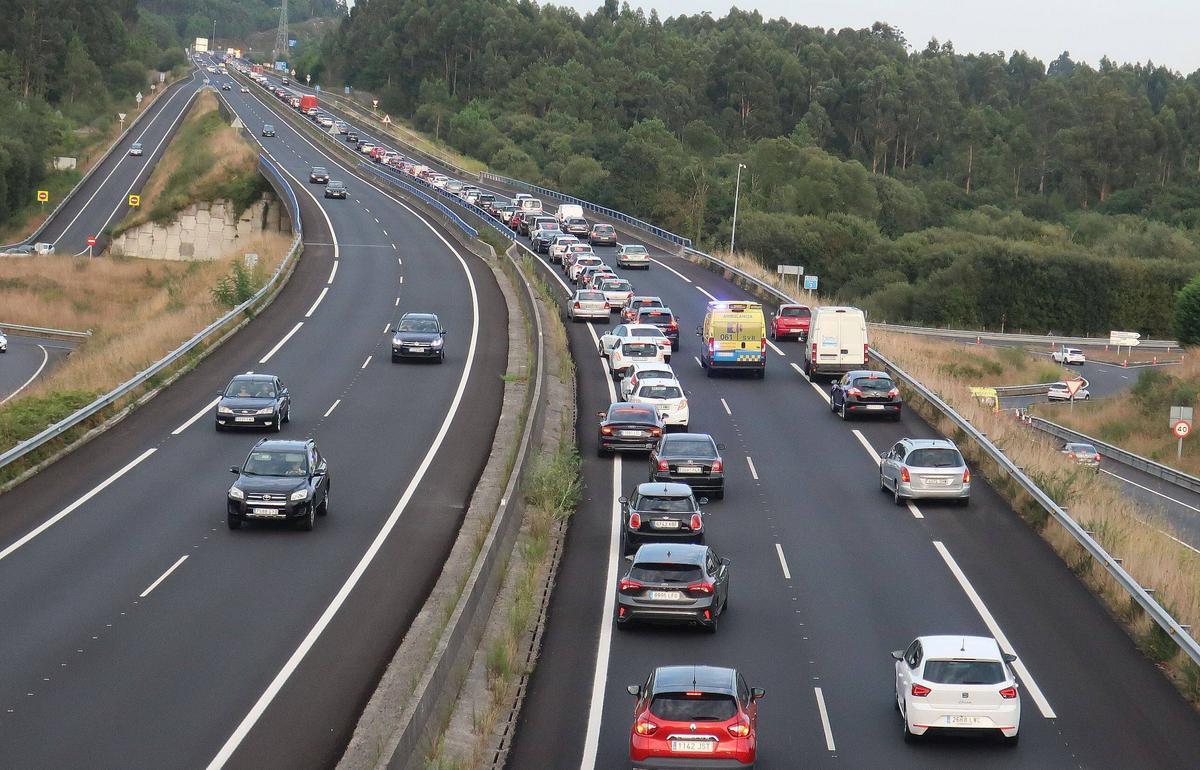 Un accidente provoca importantes retenciones en la autovía Brión-Santiago