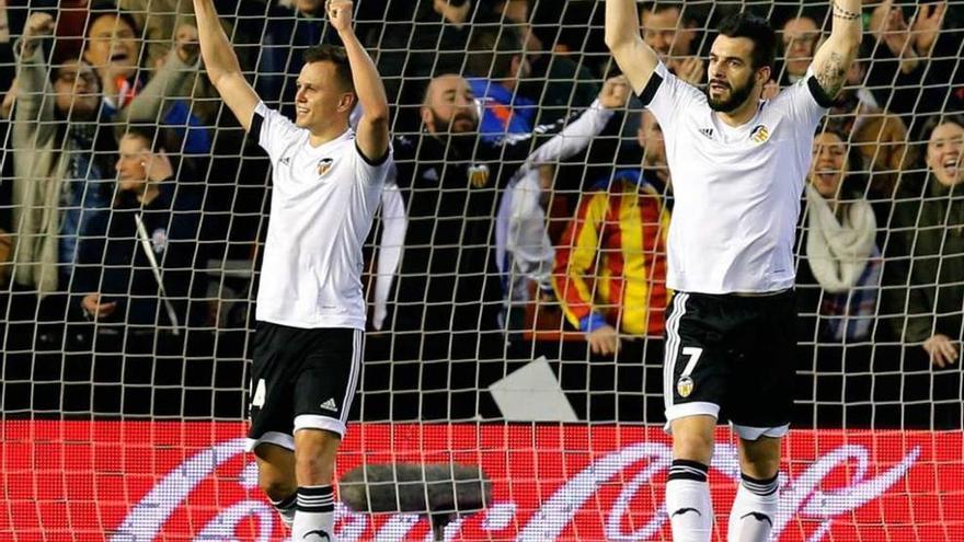 Cheryshev y Negredo celebran el segundo gol del Valencia.