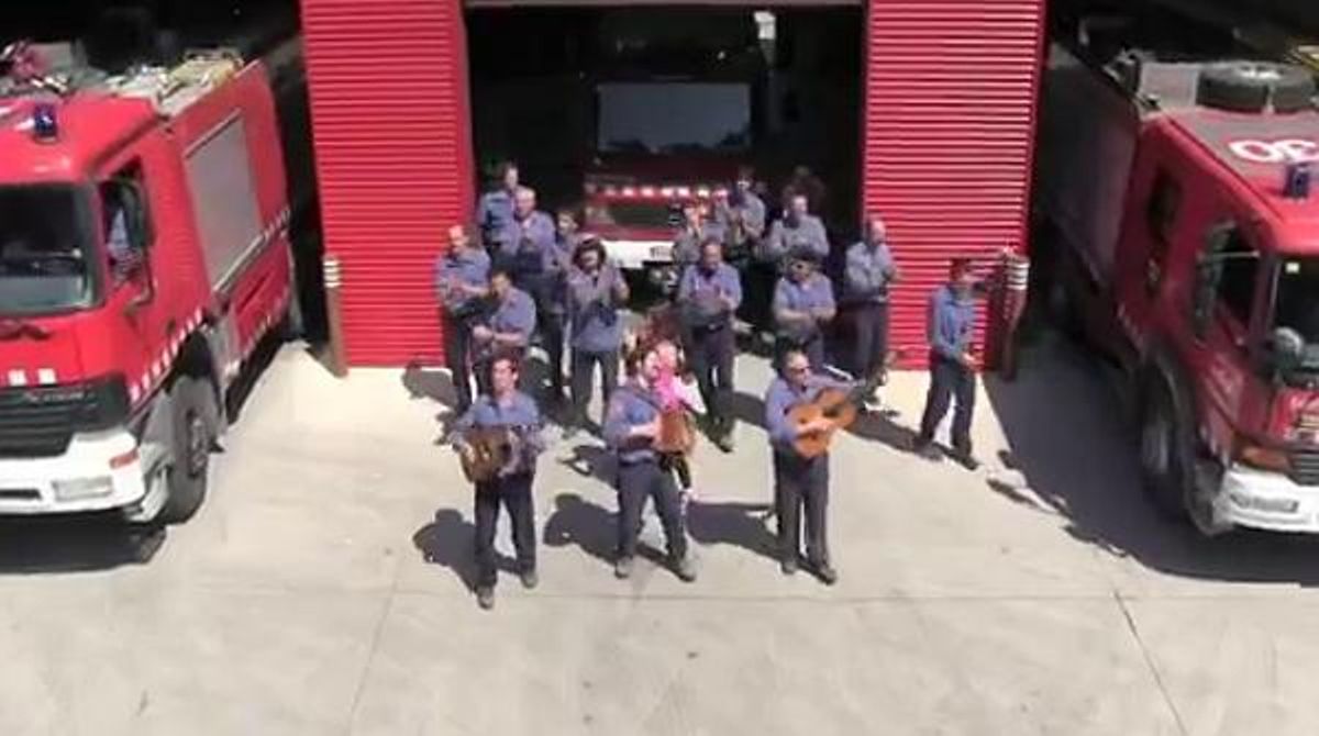 Els bombers del parc de Vic triomfen a la xarxa amb una rumba pujadeta de to.