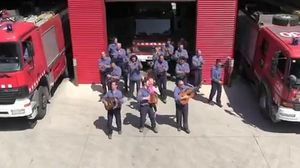 Els bombers del parc de Vic triomfen a la xarxa amb una rumba pujadeta de to.