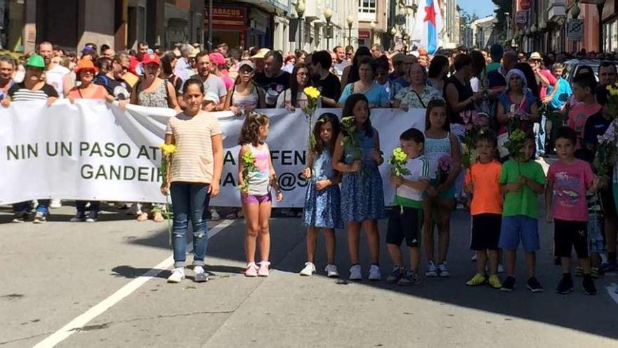 Manifestantes en la protesta de ayer en Ordes para reclamar un aumento del precio de la leche.