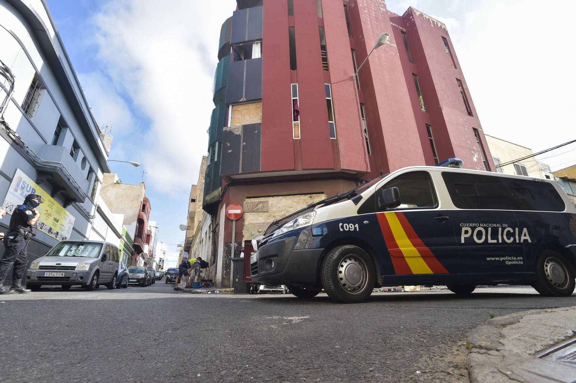 Intervenciones policiales en las calles Andamana y Sanzofé en La Isleta para erradicar puntos de venta de droga (26/08/2021)