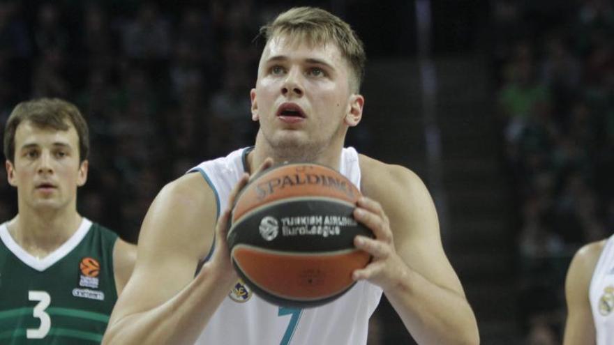 Doncic lanza un tiro libre durante el partido.