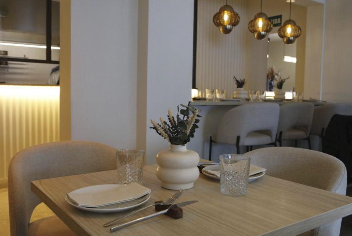 l Überraschend: das Tomatentatar.   l Die gelungene Einrichtung des Lokals.  l Hühnchenspieß mit Brioche.  l Makrelen-Tiradito.  l Von einer hölzernen Hand gereichte Cannoli mit Lamm.  l Manuela Chausowsky und Paolo Palma.  l Gratinierte kleine Jakobsmuscheln (zamburiñas).    | FOTOS: NELE BENDGENS / MUNDANO