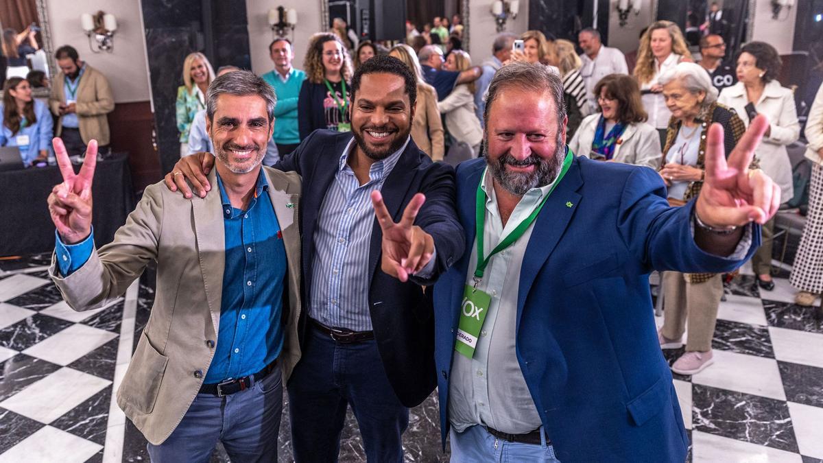 El candidato de Vox a la alcaldía de Barcelona, Gonzalo de Oro-Pulido, y el líder del partido en Catalunya, Ignacio Garriga, este domingo.