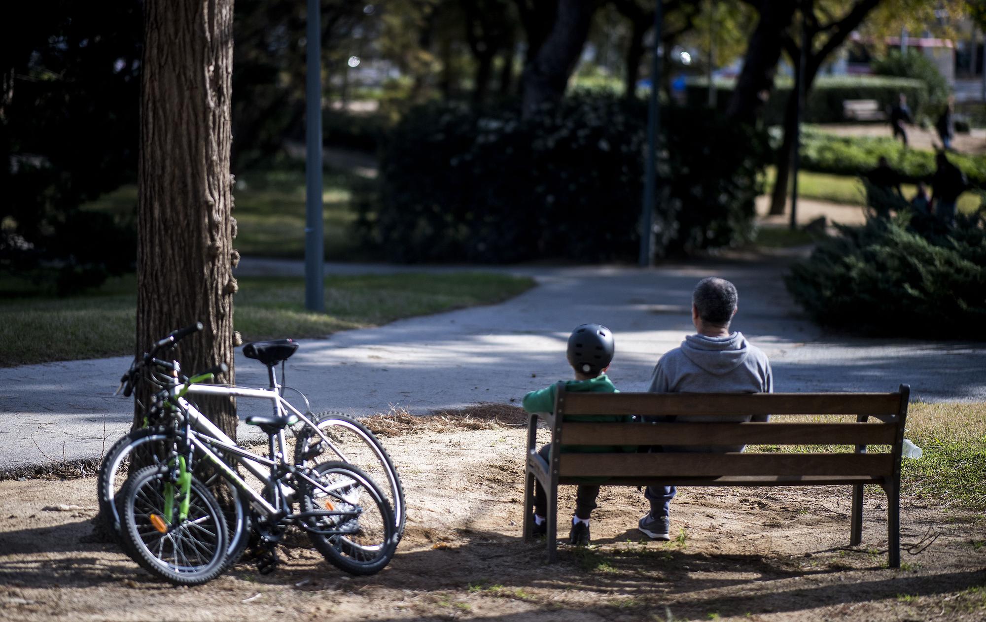 Una pausa para las confesiones entre padre e hijo en el parque de Cervantes en una mañana de domingo a las 12.13 horas