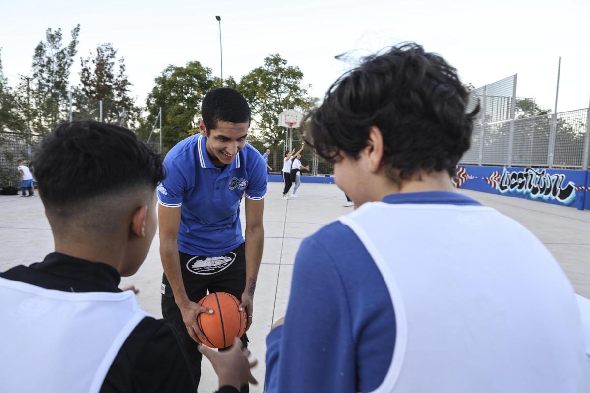 Un día de baloncesto con niños en el barrio Colonia Requena de Alicante