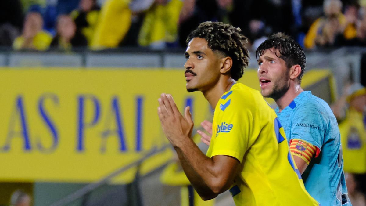 Saúl Coco, con Sergi Roberto de fondo, durante el UD-Barça.