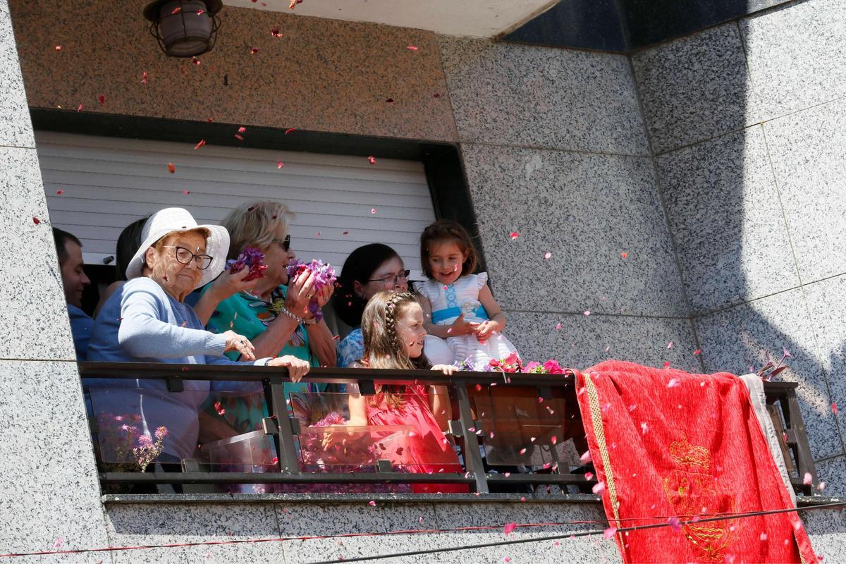 Ponteareas celebra la procesión del Corpus Christi con 35 alfombras florales Ponteareas celebra la procesión del Corpus Christi con 35 alfombras florales