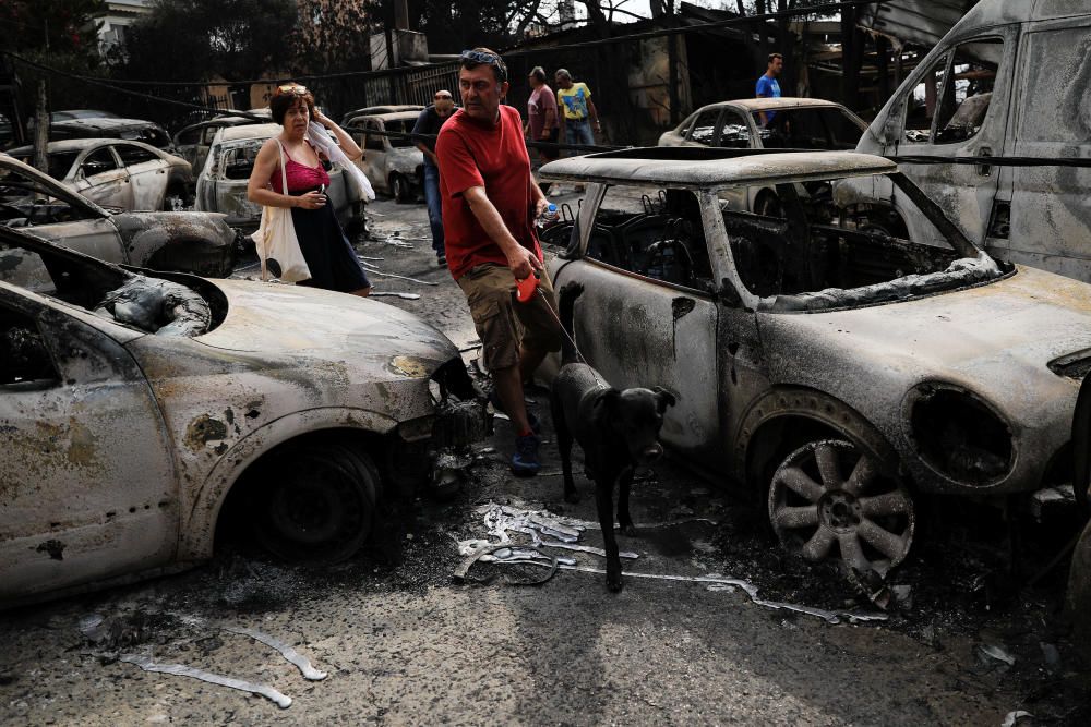 Al menos 74 personas han muerto a causa de los incendios que se han declarado esta semana en los alrededores de Atenas.