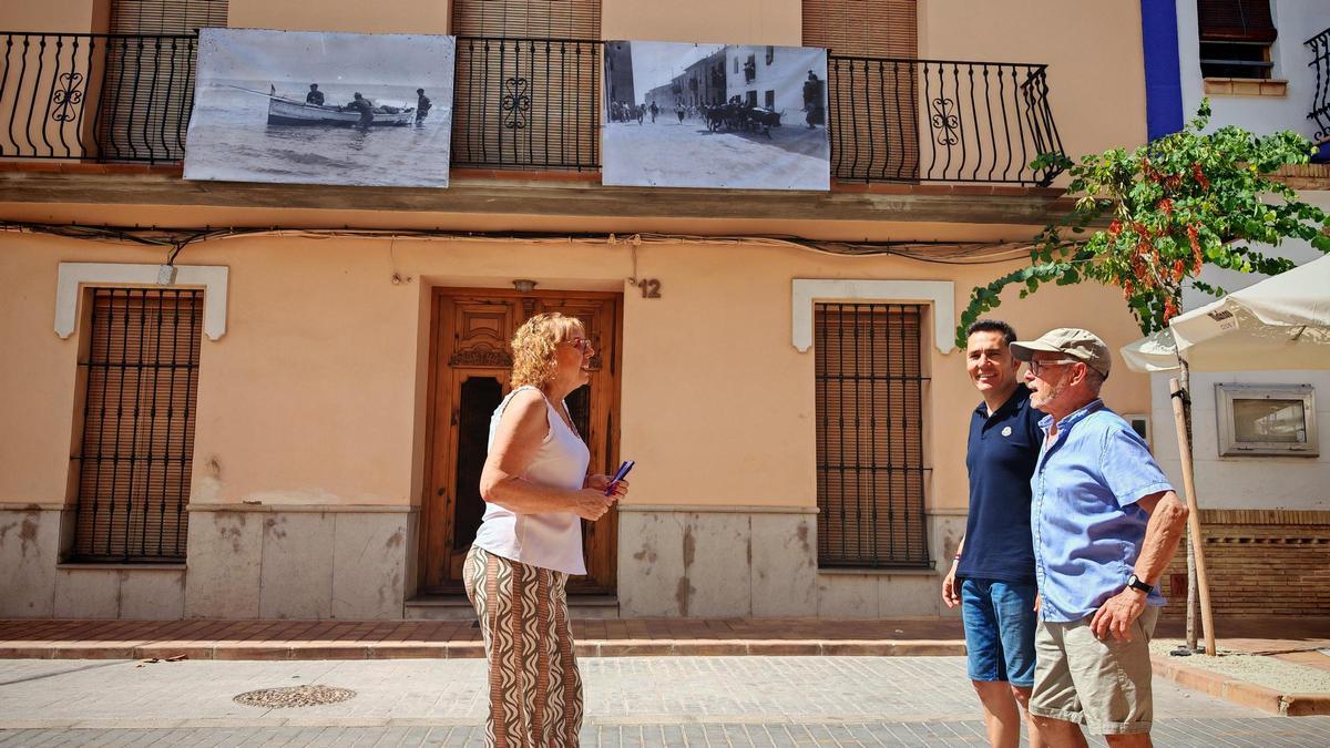 El alcalde y la concejala visitando la muestra.