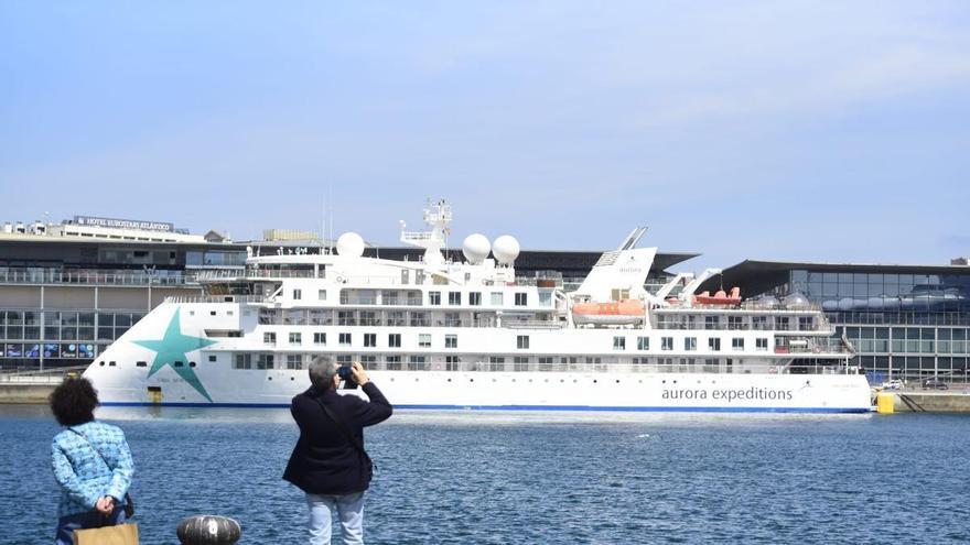 Del Ártico a A Coruña: el crucero 'Greg Mortimer' arriba con su especial diseño
