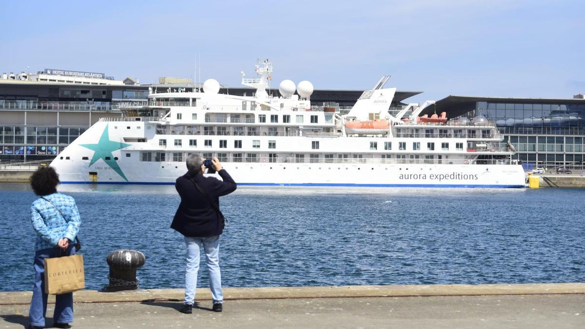 Del Ártico a A Coruña: el crucero 'Greg Mortimer' arriba con su especial diseño