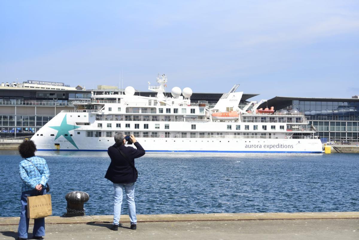 El 'Greg Mortimer', atracado en el muelle de Trasatlánticos de A Coruña.