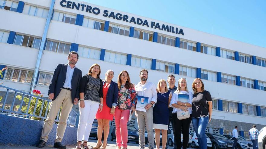 Miembros del PP ante el centro educativo de Elda