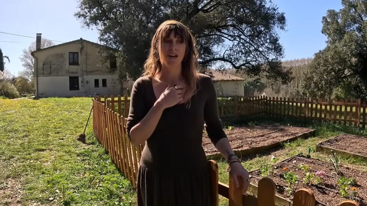 Ester está aprendiendo a cultivar en su huerto y a cuidar de sus gallinas para ser más autosuficiente.