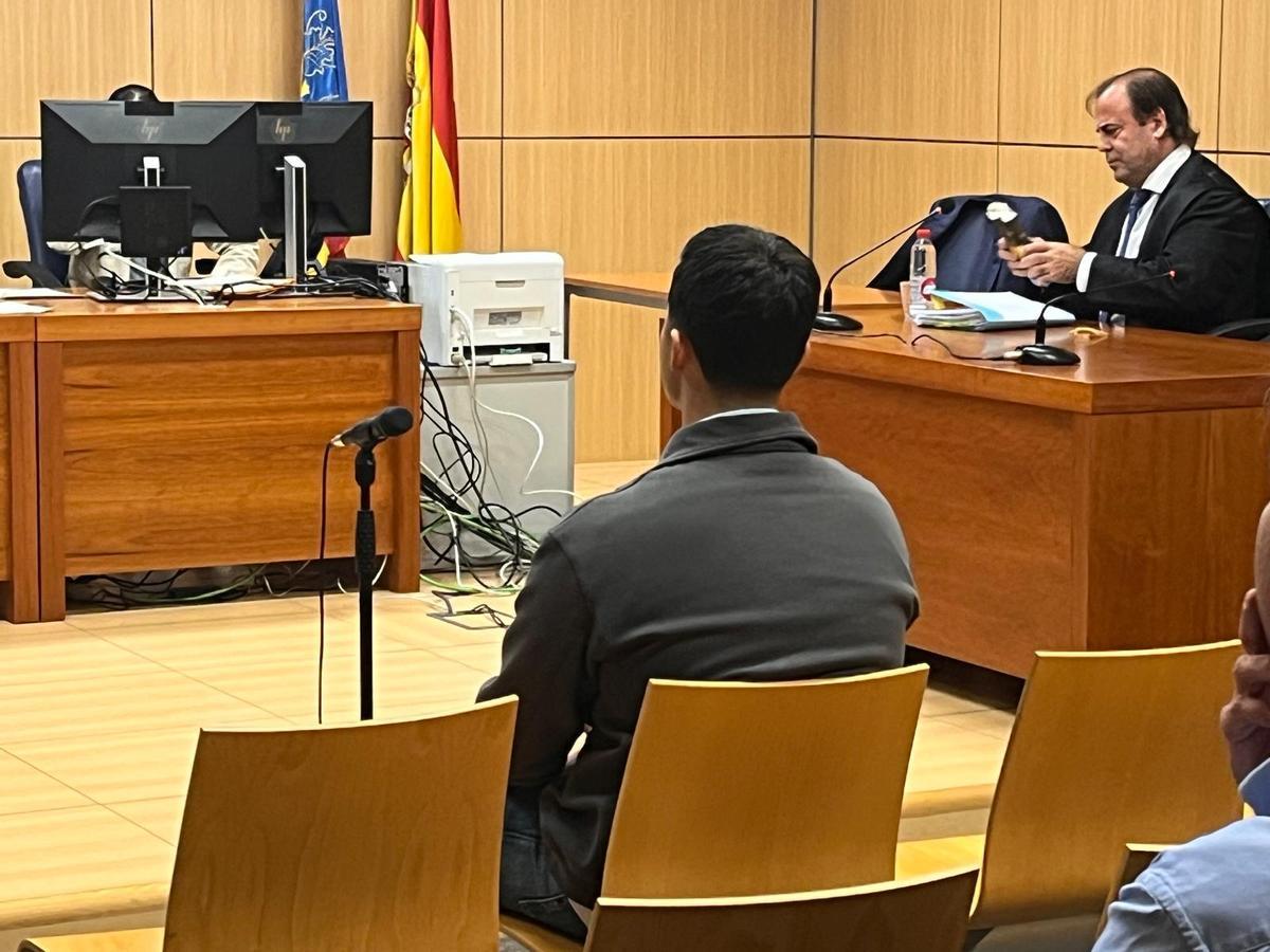 El acusado de agredir a dos jóvenes en una discoteca de València durante el juicio celebrado este martes.