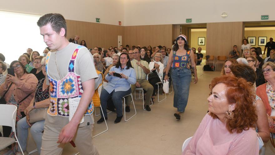 Voluntarios de 20 a 81 años hacen de modelo en el desfile solidario de Padre Rubinos, en A Coruña