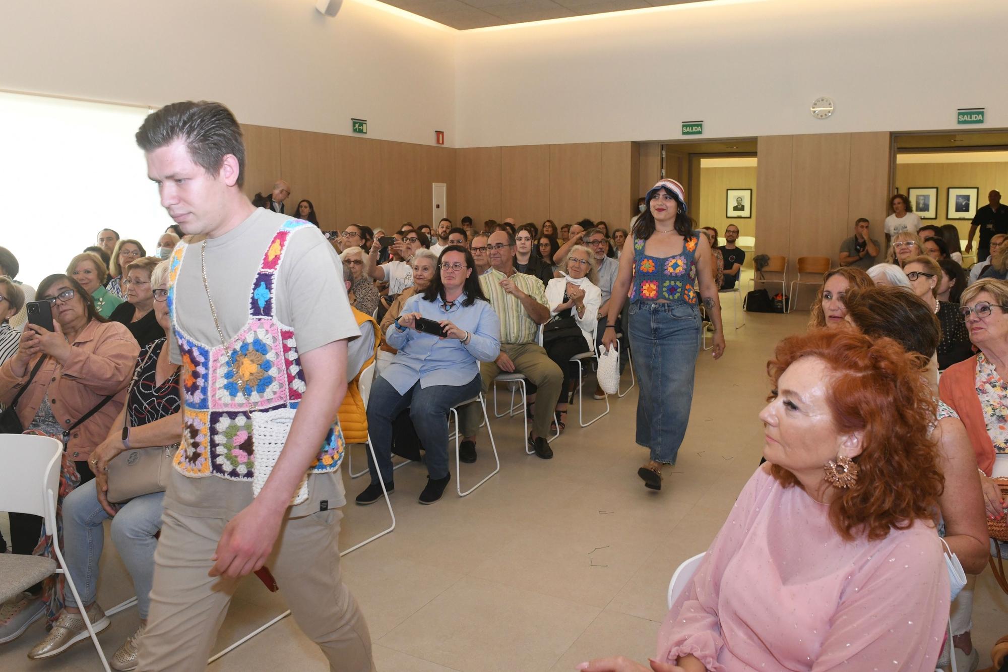 Voluntarios de 20 a 81 años hacen de modelo en el desfile solidario de Padre Rubinos, en A Coruña